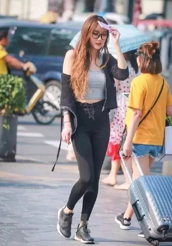 漂亮气质小姐姐，时尚穿搭紧身运动装彰显曼妙迷人身姿，复古黑框