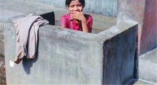  「印度女性」印度都是露天厕所，那么女性上厕所是怎样保护隐私的？