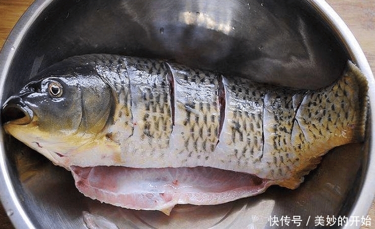 『鱼肉』煎鱼时,千万不要直接下锅,多做这步,鱼完整不粘锅,还无腥味