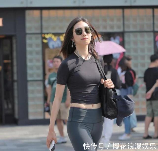 自信的姑娘就应该穿打底裤,凸显自己好身材的面料,无“裤”能及