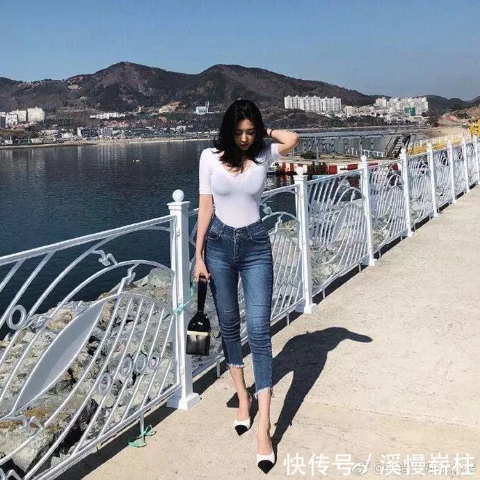 街拍: 小姐姐着装极致光滑贴身, 主要是她这个小蛮腰