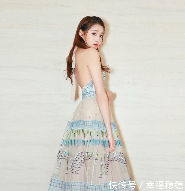 关晓彤把妈妈的衣服拿出来穿，不仅不显老，身材还显得那么好！