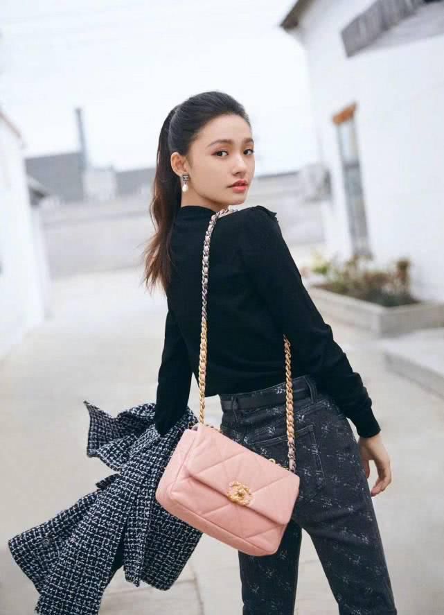  『充满』“香奈儿19手袋”，经典的包包男女皆宜，Chanel的魅力无人可挡