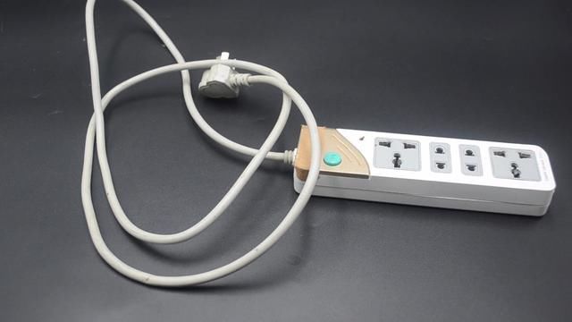  『家里』不管家里用什么插线板，不能犯三个错误，别不当个事，快叮嘱家人