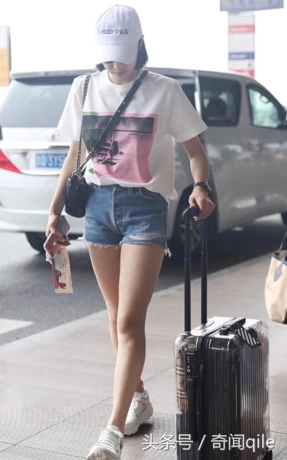 宋茜机场未修图曝光，穿短裤秀大腿，网友:就爱这种健康的大长腿