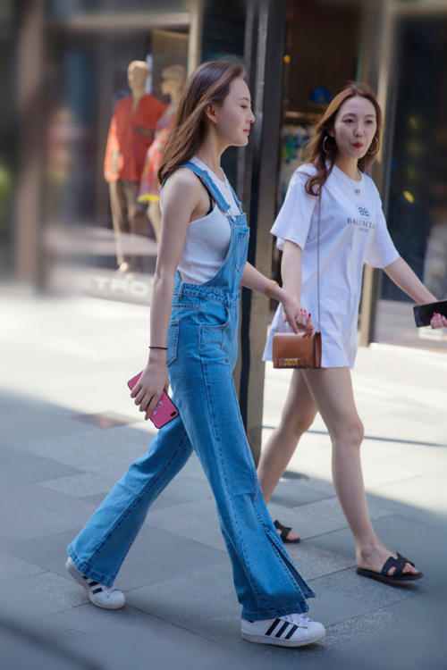 街拍：美女身材曲线优美，比例匀称，气质十足又性感迷人！