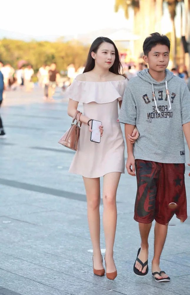 婴儿肥的小姐姐，身材却玲珑有致，居然给人一种小清新的感觉