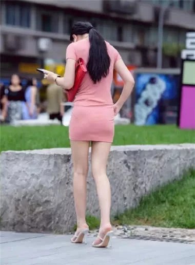 街头打电话小姐姐尽显凹凸身材，这样的小姐姐女人味十足