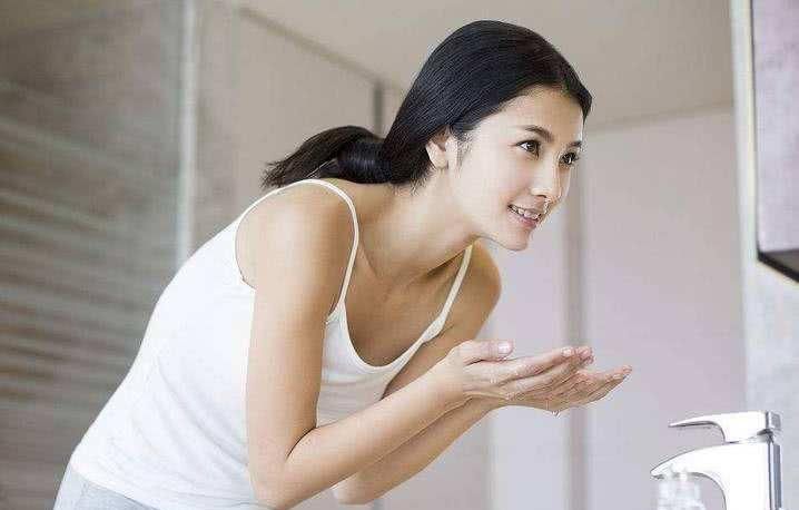  「洗面奶」用水打湿脸就马上用洗面奶？难怪你的脸会越来越粗糙，毛孔还粗大