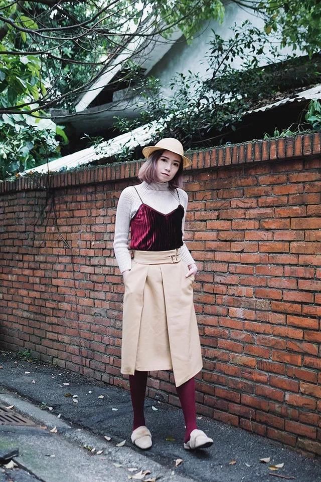 别小看这一件简单的细肩背心，靠它就有各种不一样的百变造型