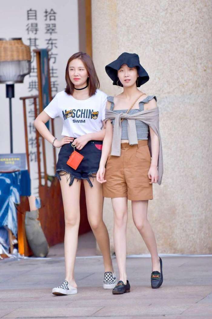 街拍: 美女白T恤搭配黑色热裤, 干净有活力