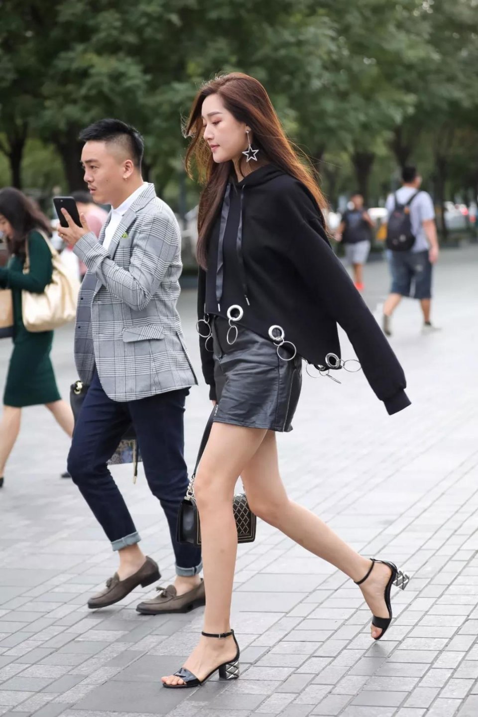 街拍:超漂亮长得真好看穿皮裙的长腿性感大美女