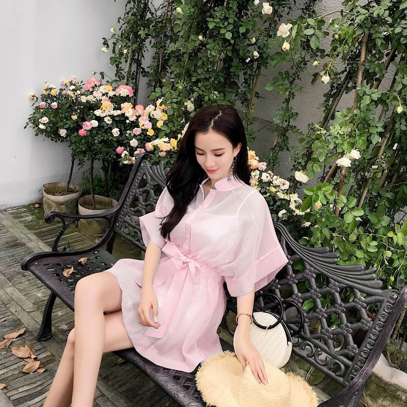 连衣裙都丕敢穿性感点的，你还好意思说你是个年轻女孩嘛