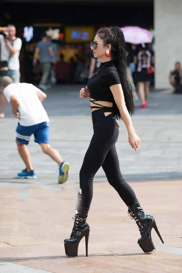 时尚街拍，美女这时尚看上去很性感，不知道会不会热啊