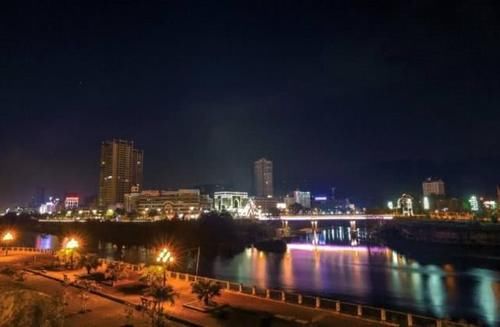  「相形见绌」中国这两座小城与越南隔河相望，城建让对岸的越南