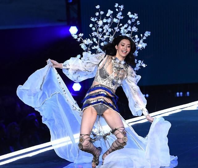 同是维密超模，奚梦瑶这次终于赢了刘雯，网友:太惊艳了