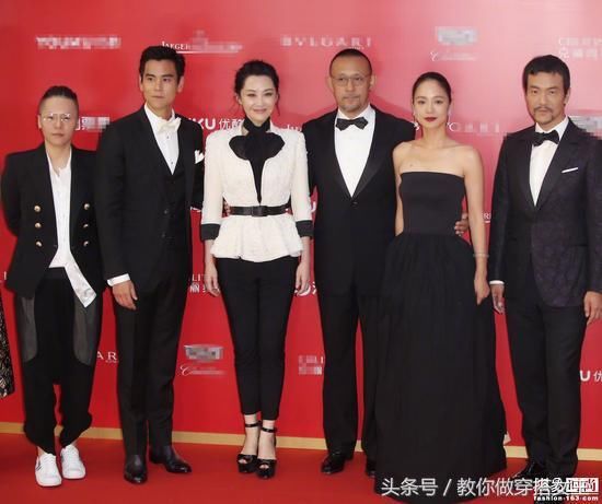 许晴年近50依旧风情万种 穿搭也是很有一套