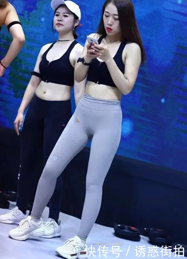 运动中的小姐姐最美，紧身装下勒出迷人线条