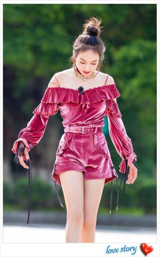 秀腿我只服宋茜！牛仔裙一边长一边短，网友：这是定制的么？