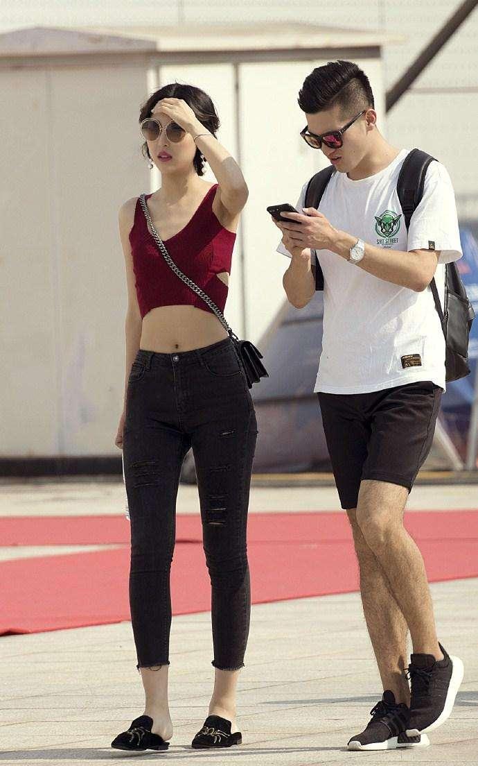 女人出门穿搭要体面，尤其是都市白领，紧身裤优雅韵味随之而来