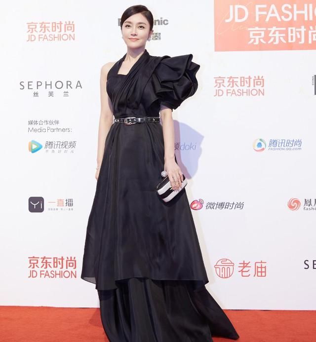 秦岚不像37岁，黑裙加身穿出三米气场，“皇后”气势不输蔡少芬