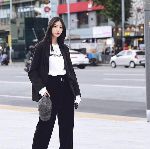  #漂亮#路人街拍:小姐姐长得漂亮又时髦,好衣品造就好气质!