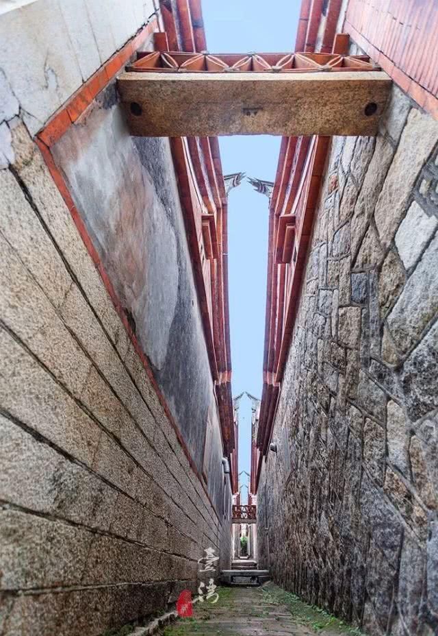 厦门对面有个百年古村，依山面海建了18栋红房子，竟还保存完好