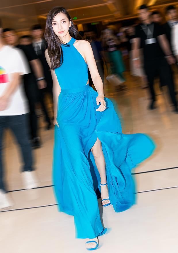 大长腿既视感!Angelababy露肩连体衣叠穿半裙，是时尚辣妈没错了