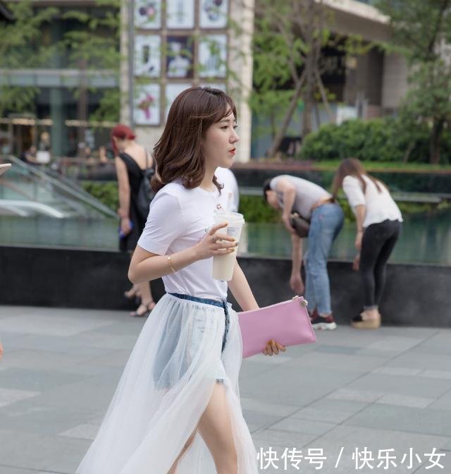 街拍穿纱裙上街的小姐姐，身材就是这么好，长腿完美自信！