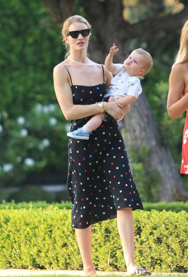 斯坦森超模妻子逛街，裤脚要踩到鞋底了，网友：逼死强迫症