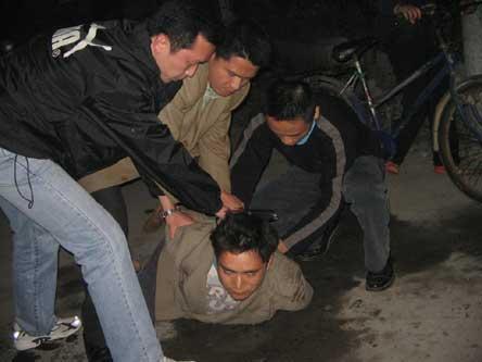 男子偷转同事7000块, 之后用这种办法销毁证据, 网友: 智商呢