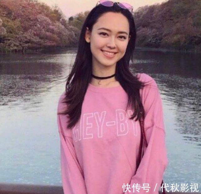 看起来:她是香奈儿唯一的御用彩妆模特,360度无死角,正脸美成这样