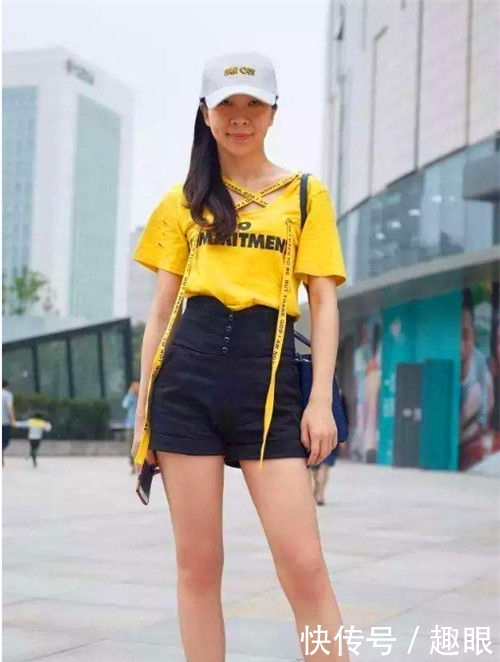  「美态」街拍：身穿超短裤的美女，尽显别样的美态，沁人心脾