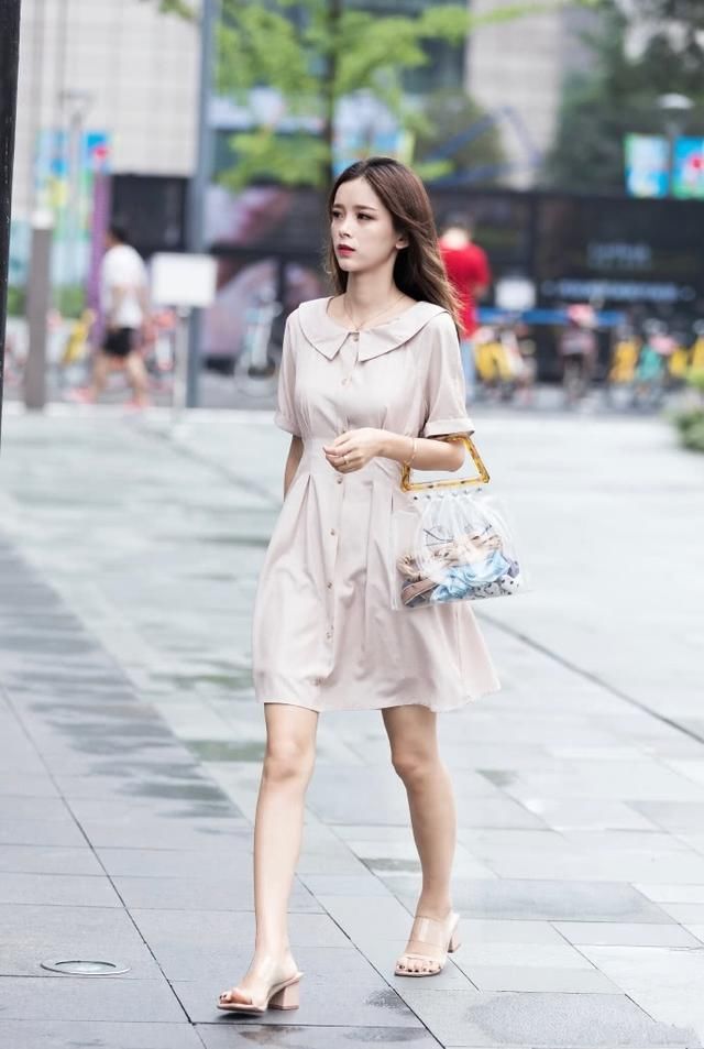 街拍路人，简洁优雅的时尚穿搭指南，展现出你自信大方的美!