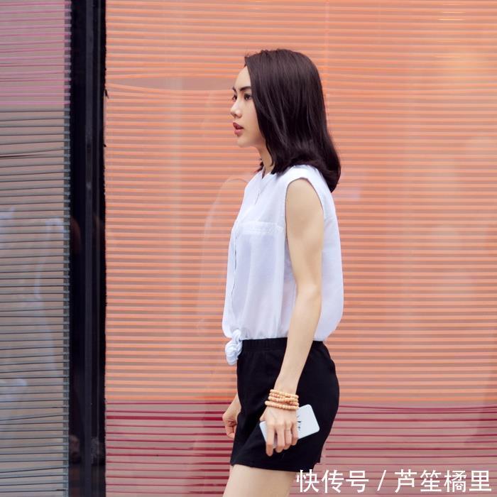 「 仙气」小姐姐穿出仙气十足的女神范，街拍：优雅的白色V领雪纺衫