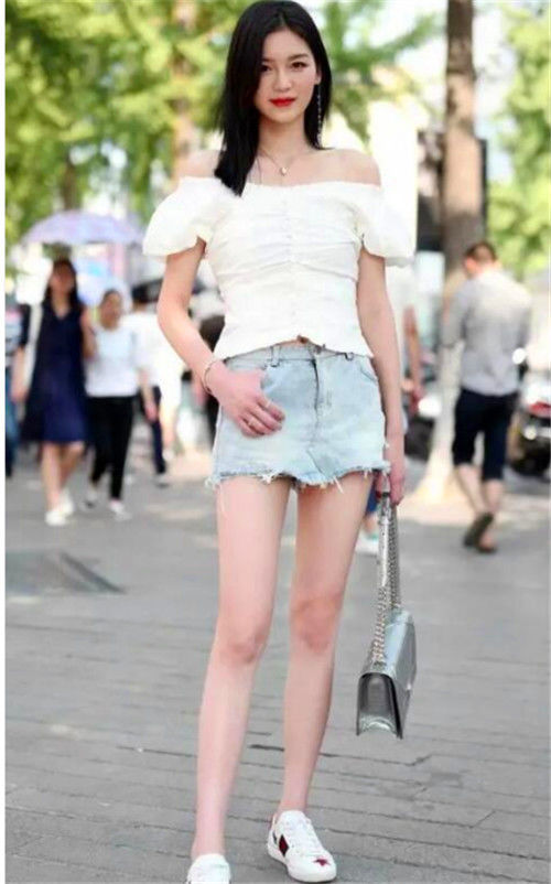 美女■街拍:白色一字肩上衣配牛仔短裙,凸显大长腿,美女时尚又靓丽