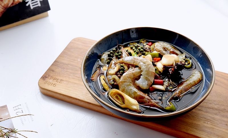  「花椒」活呛虾，我吃了四十多年怎么也吃不够，口感微辣微咸又鲜甜