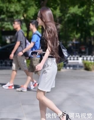  『气质』黑色吊带搭配西装裙有多帅？有种又有气质又时尚的美女！