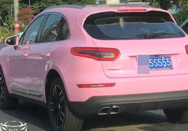  『粉色』巧遇粉红色女神定制版SUV，18万的车，给出卡宴的气魄