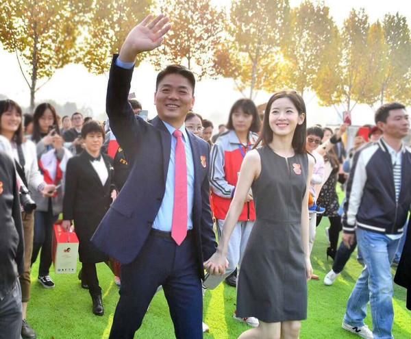 奶茶妹妹章泽天不仅人生开挂，衣品也从小土妹一跃成白富美？