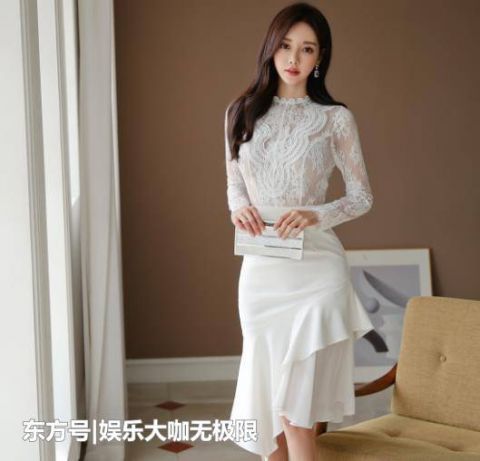  「倾城倾国」街拍：倾城倾国的美女，一件白色上衣配白色半身裙，优雅女神魅力