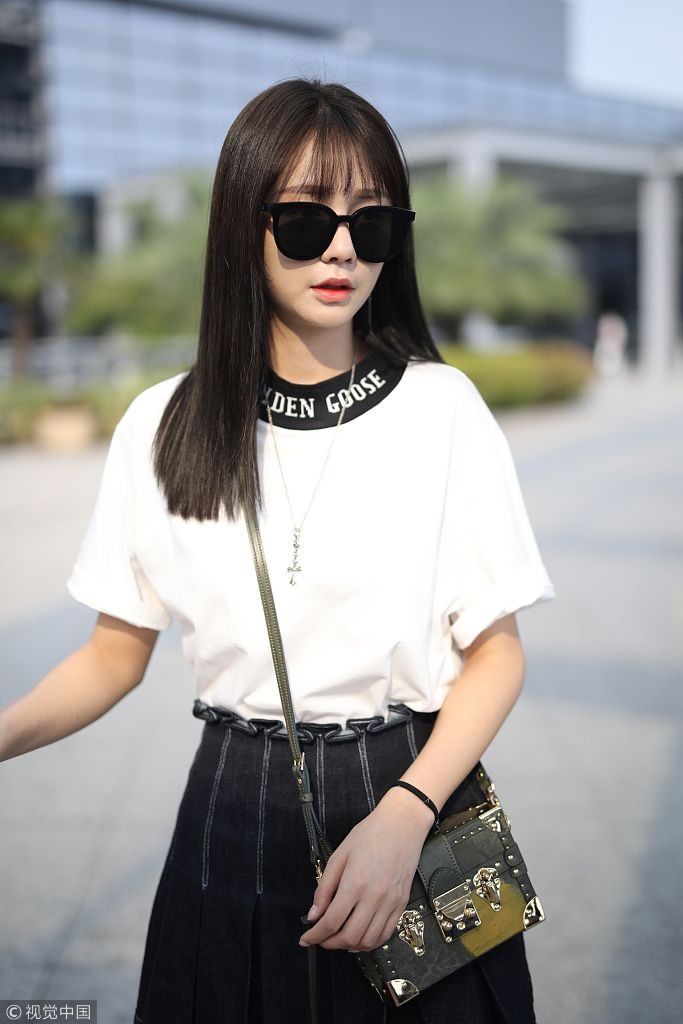 沈梦辰留空气刘海比V吐舌俏皮扮嫩 穿极简黑白风变“腿精”