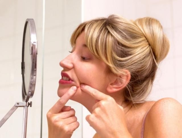 脸上痘痘挤出的“白色脓条”，究竟是什么东西，有2方法能清退它