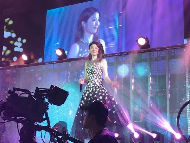 44岁陈慧琳厉害了，撞衫赵丽颖，还敢穿薄纱透视裙呢!