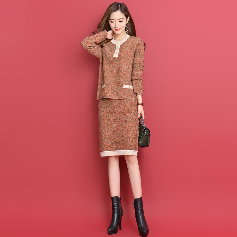 70后女人，秋裙搭马丁靴，显高美嫩，7080后女人都喜欢