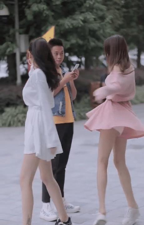 『美女』美女姐妹花还是穿粉色衣服的更好看,是因为没戴墨镜的原因吗!