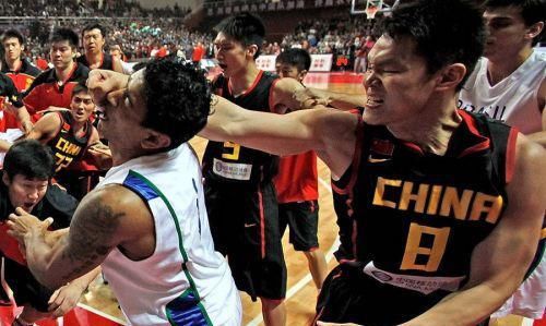 上校@朱芳雨为什么进不了NBA,网友:在班里打主力,还想选上校队?