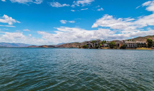 大理群峰竞秀，湖山相映，呈现一派壮丽的高原景色