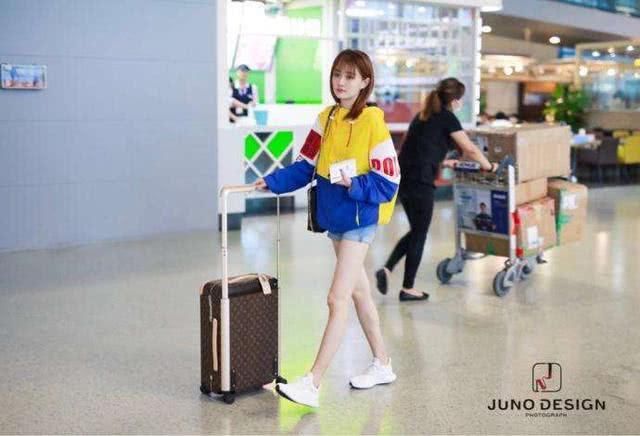 徐璐上长下短的搭配引围观！超短裤让竹竿腿成亮点，18岁都有多了