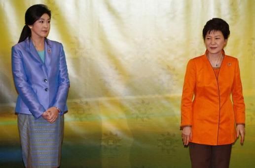 51岁的英拉：连衣裙露光滑肩膀，相比朴槿惠更有气质！